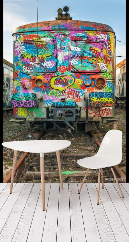 Image de Heavy tagged abandoned train